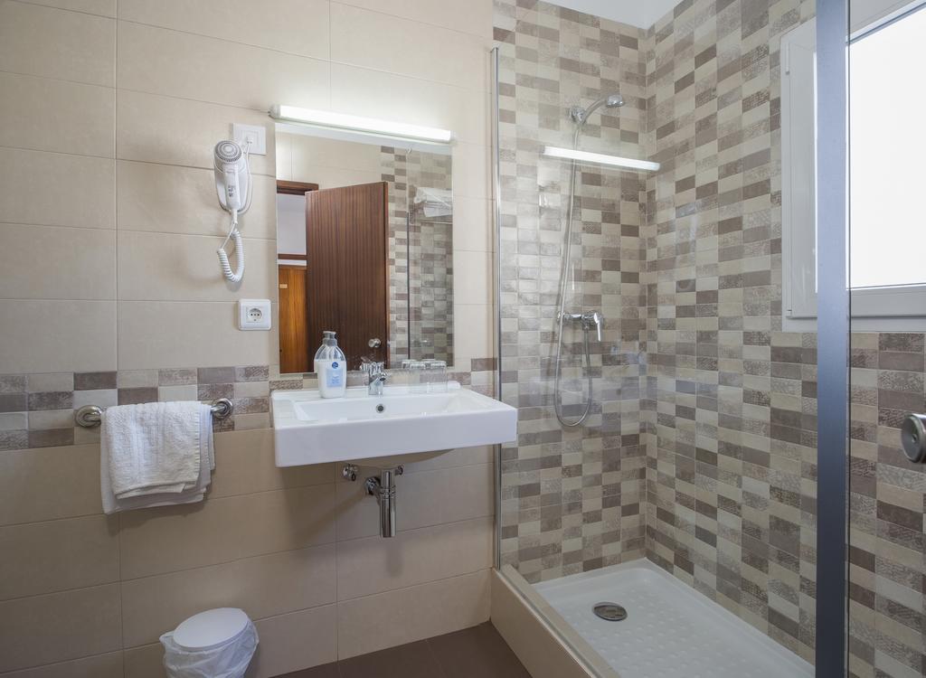 ホテル オスタル セルバンテス サンアントニオアバド 部屋 写真